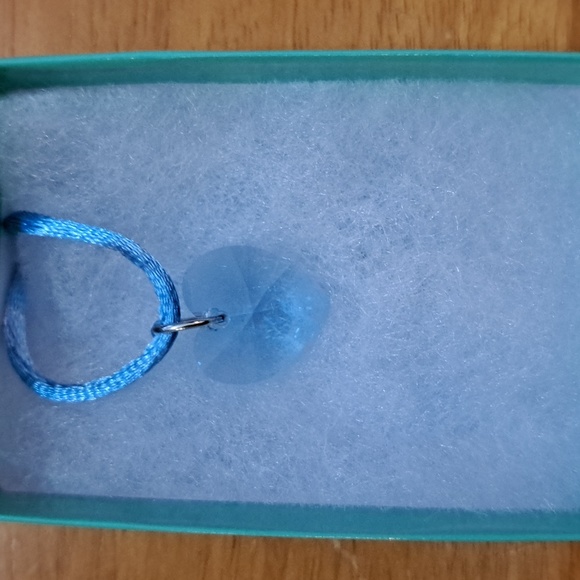 Cool Waterfall Crystal Heart Necklace - Picture 3 of 6